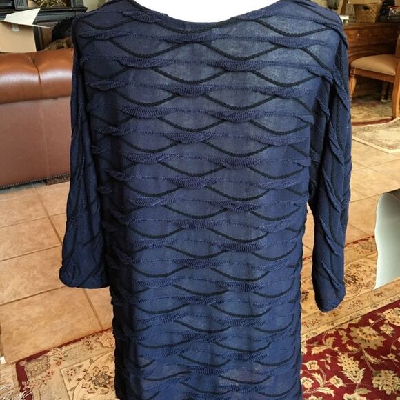 Textured Navy 3/4 Arm Length Top! - Picture 3 of 8